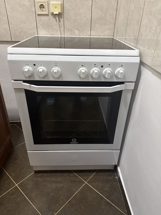 Готварска печка Indesit с керамични котлони