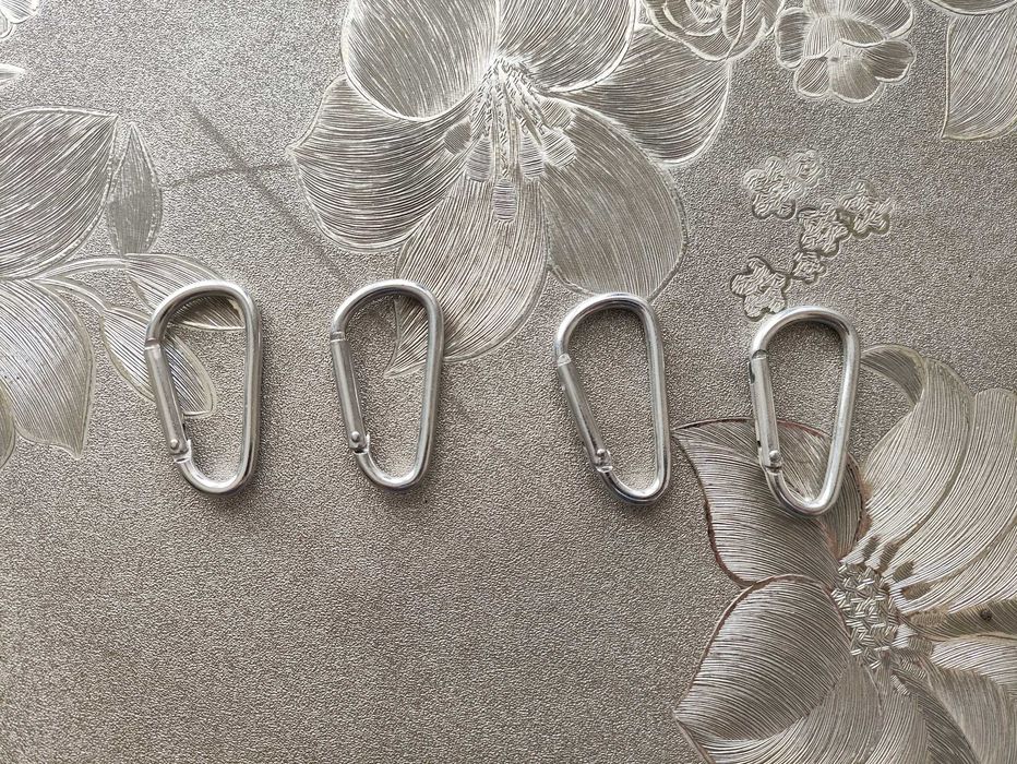 Продам новые  4 карабина для ключей