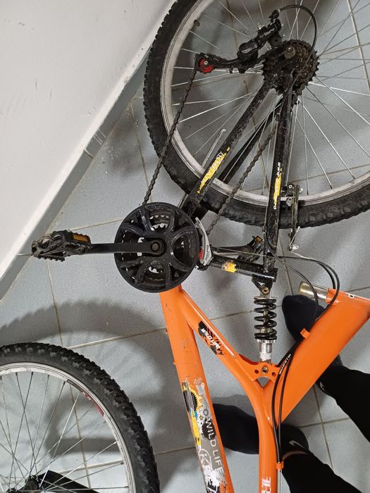 Bicicleta e in stare buna nam umblat mult cu ea schimbător simano are