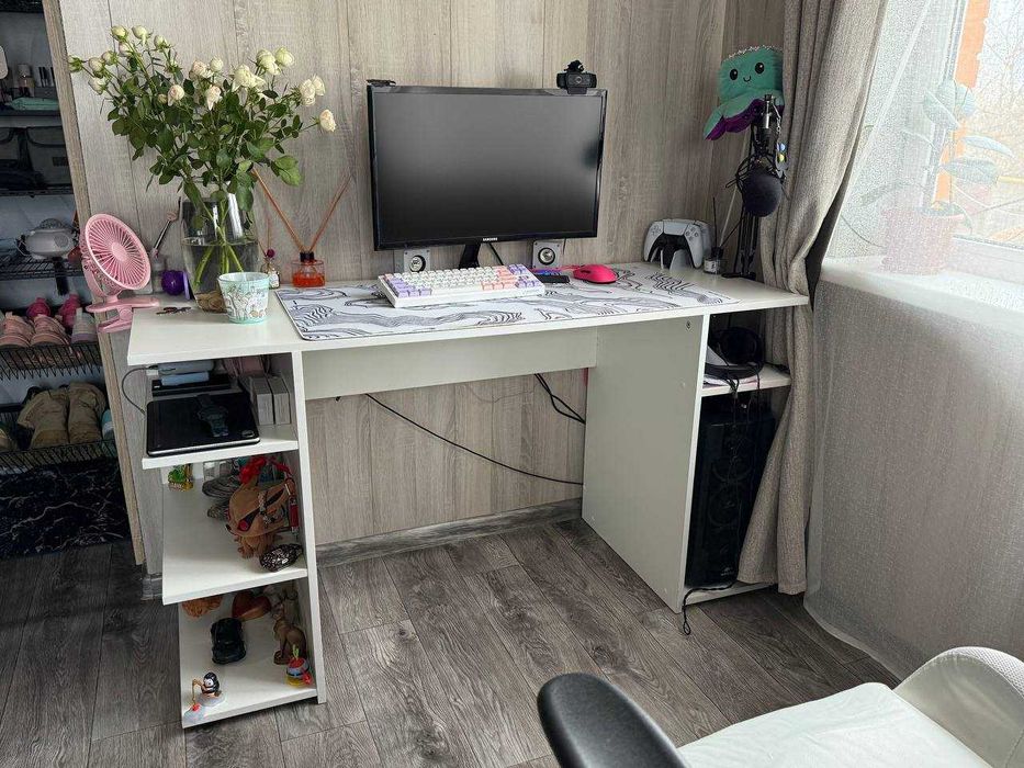 Письменный стол хороший прочный с полками.