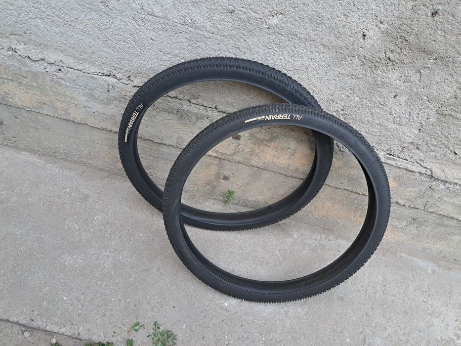 Doua anvelope de bicicleta noi noute nu au atins asfaltul deloc