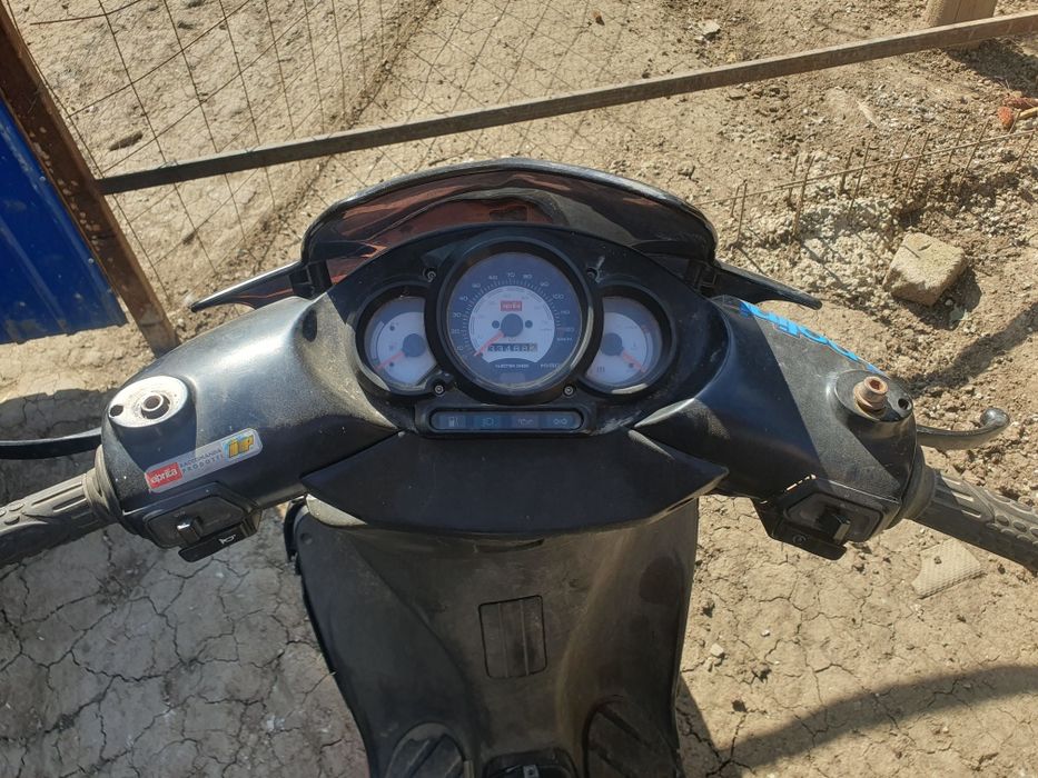 Vând sau dezmembrez scuter aprilia sr 50 2004