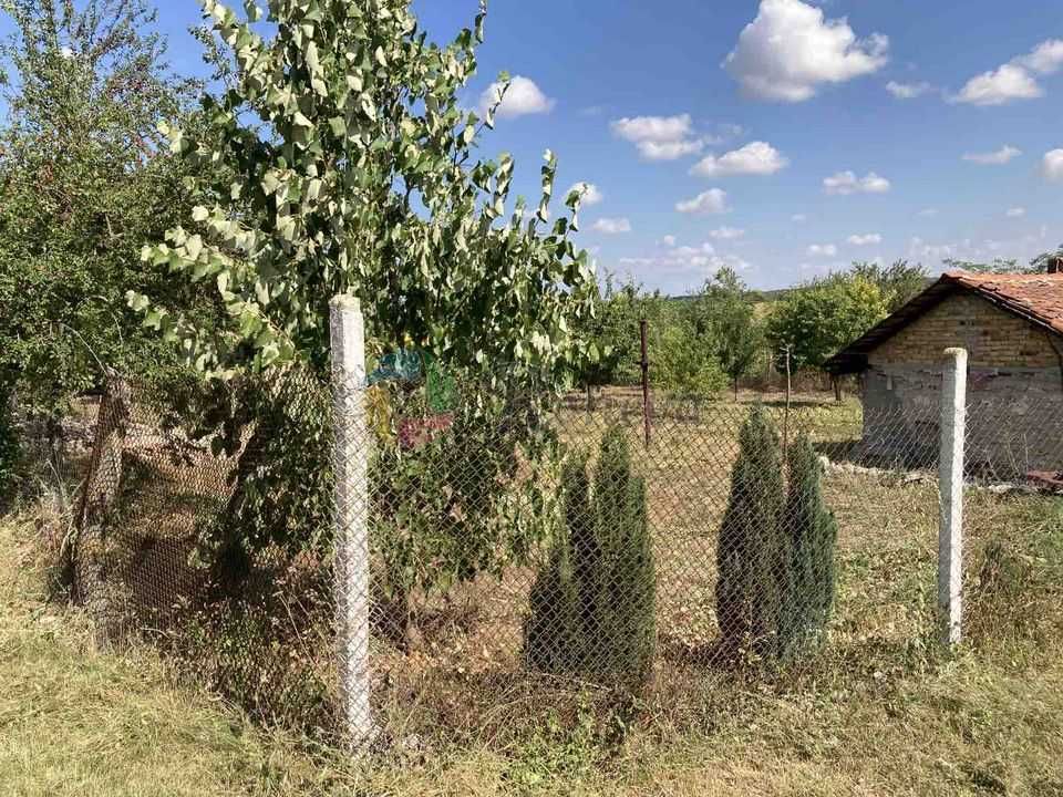 Парцел 1400 м2 с къща 35 кв