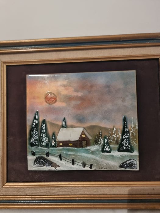 Tablou ceramic emailat, datat 1934, scenă de iarnă cu cabană