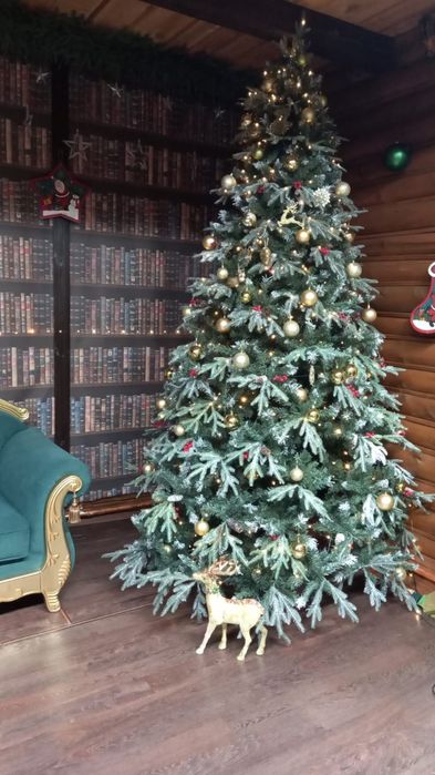 Новогодняя ёлка.пышная.высокая 3м.состоит из 4частей.