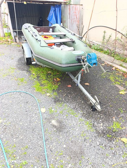 Лидка с колесар двигател и жилетки