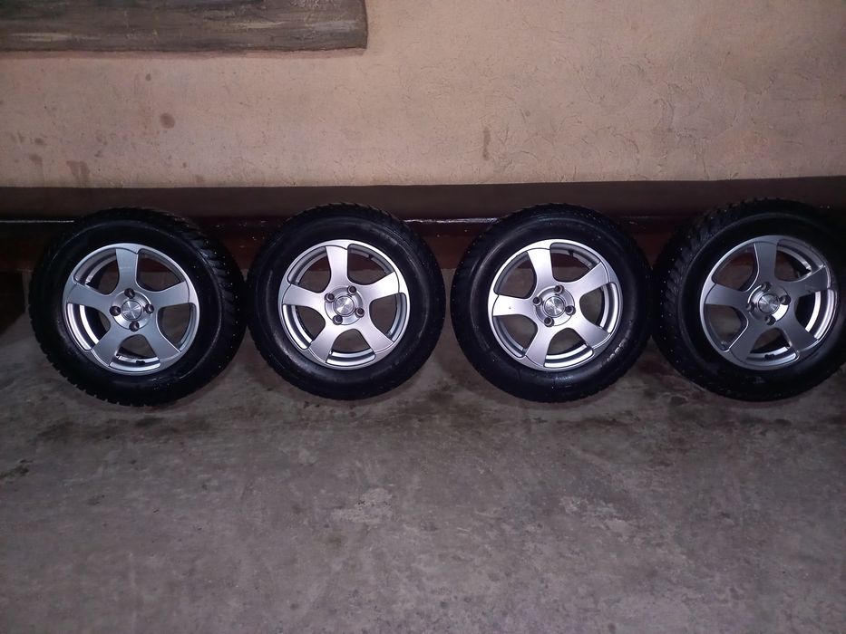 Продам шины с дисками зимние 185/65/14 состояние идеал торг есть !