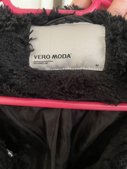 Официално палто плюш черен цвят.