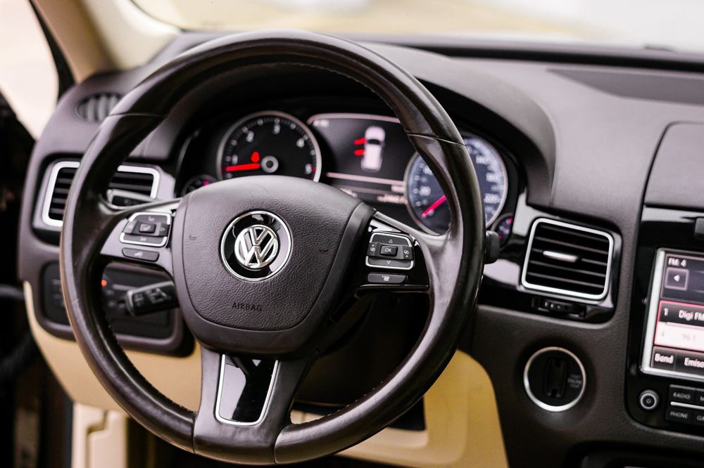 ### VW Touareg ###
^ An fabricatie: 2012
^ Motorizare: 3.0 TDI V6 245