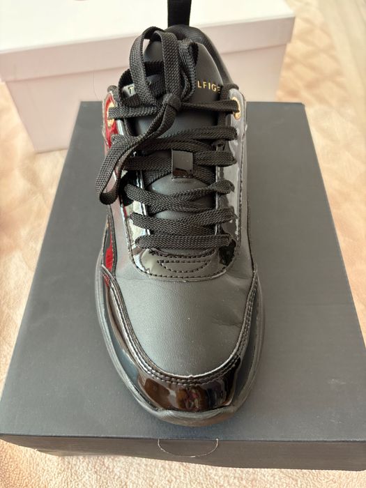 Маратонки Guess  и Tommy Hilfiger