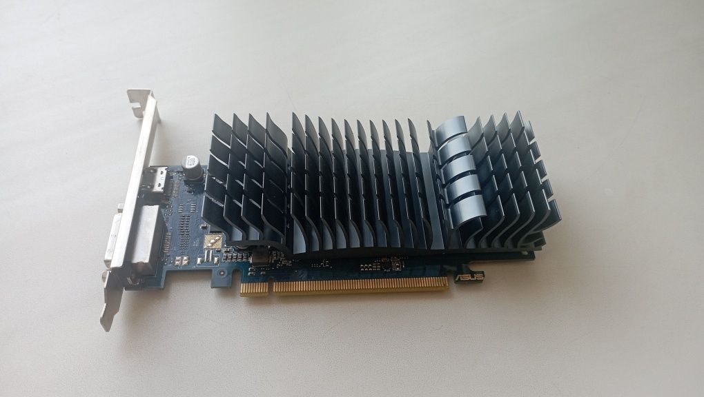 Продам видеокарту Gt1030 GDDR5 2gb