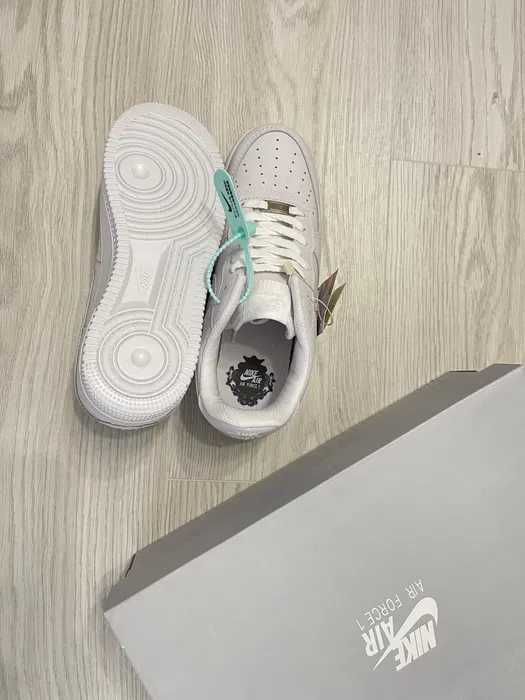 Nike Air Force 1 low triple white | Adidasi noi cu etichet.