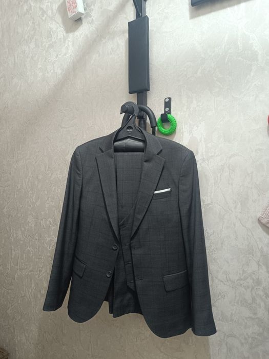 Продам костюм серого цвета клеточный