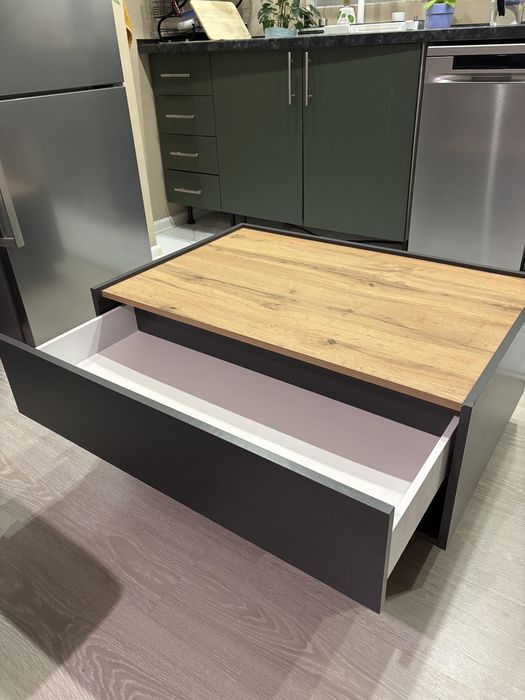 Продавам холна маса.