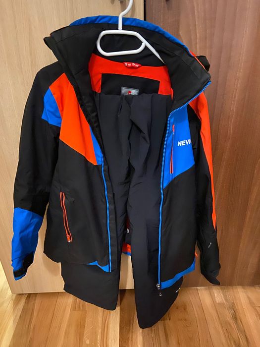 Costum de iarna nevica