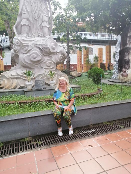 Продам молодых домашних попугайчиков нимфа кореллы выкормыши 1 месяц