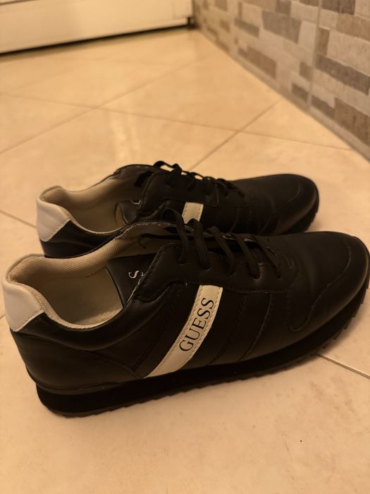 Маратонки на GUESS