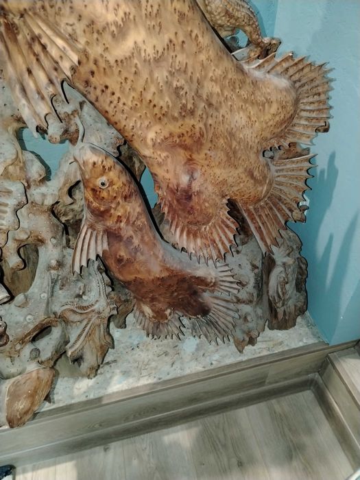 Резная скульптура из дерева