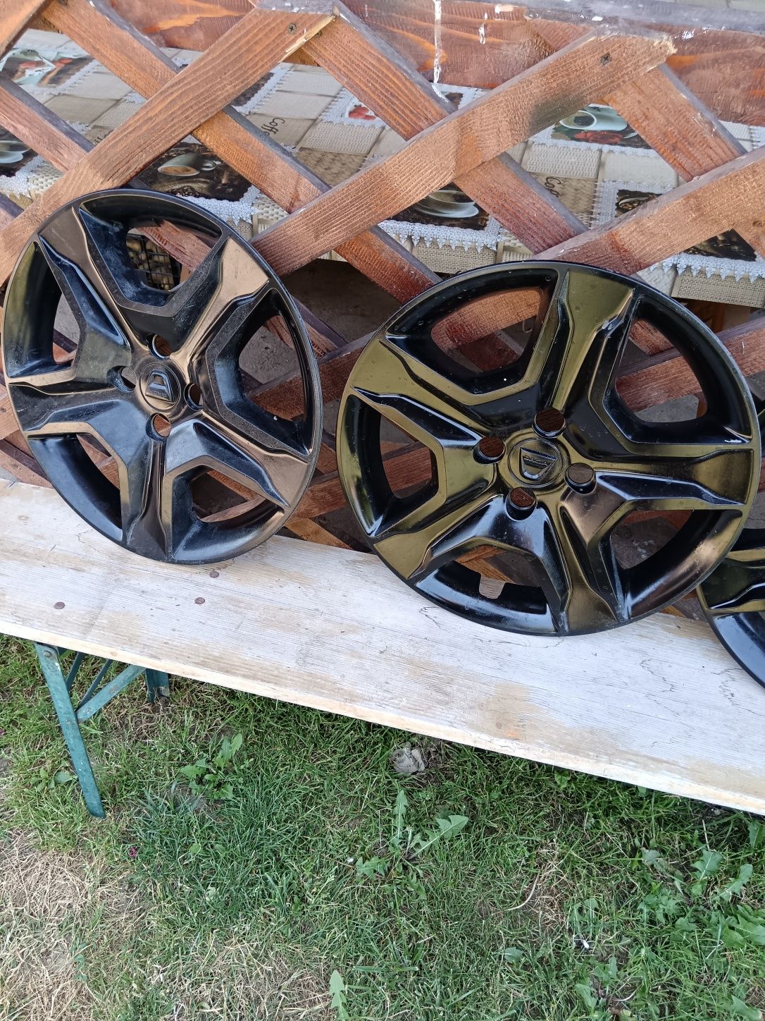 Vând capace  pe 16 cu gauri prezoane,originale DACIA Sandero