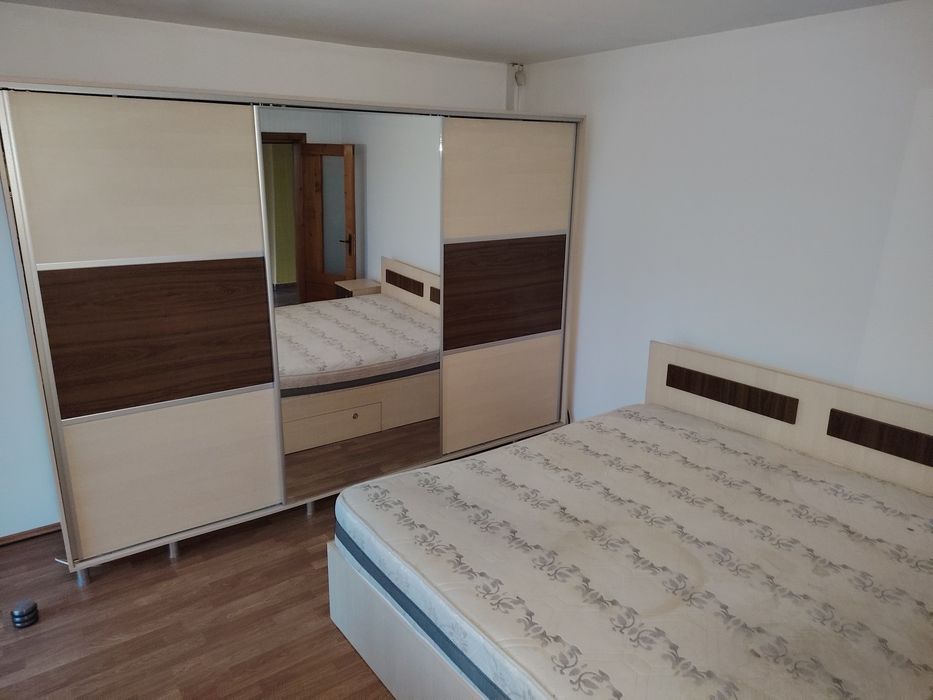 2 Dormitoare,1  biblioteca living, 2 dressinguri, 2 birouri, 1șifonier