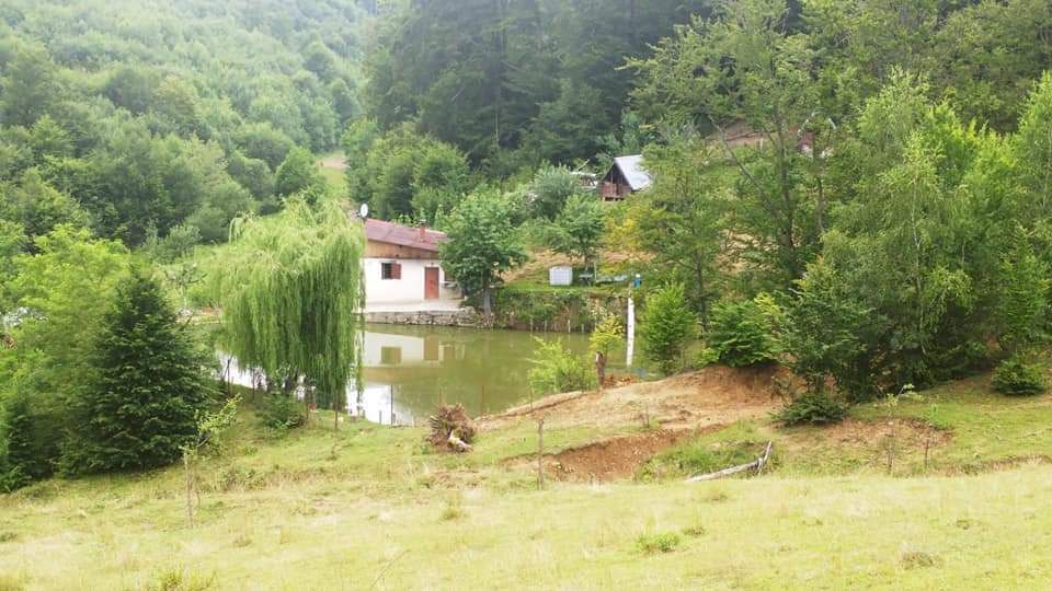 Vând casă+ teren cu lac la munte