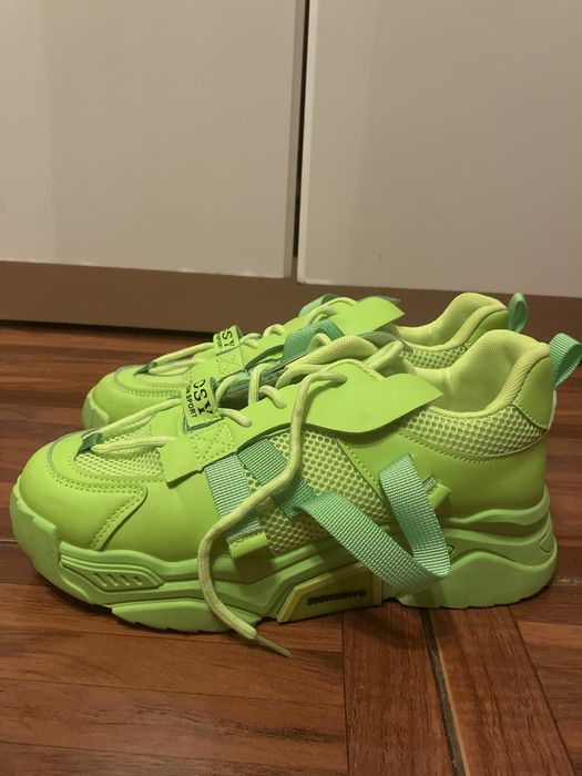 Pantofi damă verde neon.