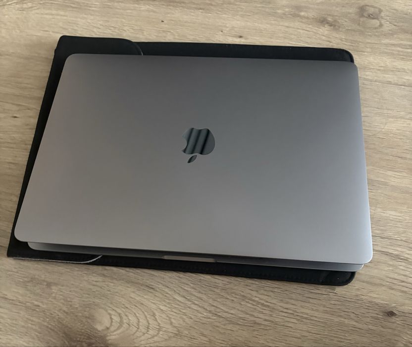 MacBook Pro 13 inch, M1, 2020 cu mouse