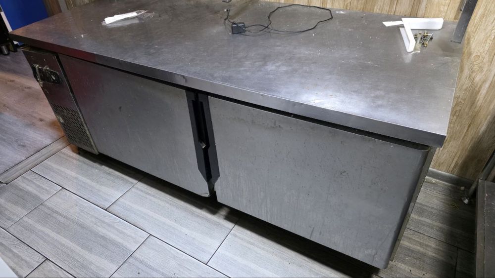 Продается стол холодильник со стелажом