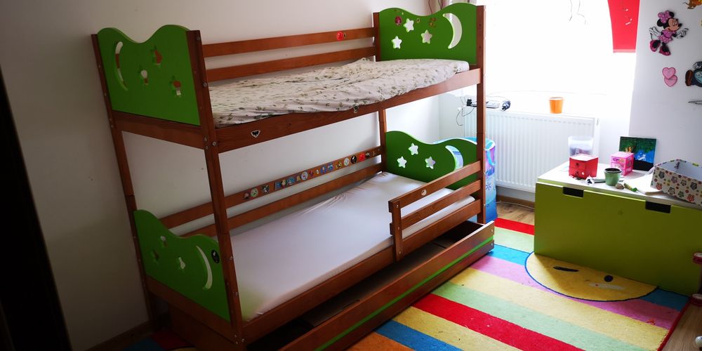 Paturi supraetajate, cu lada de depozitare si saltele