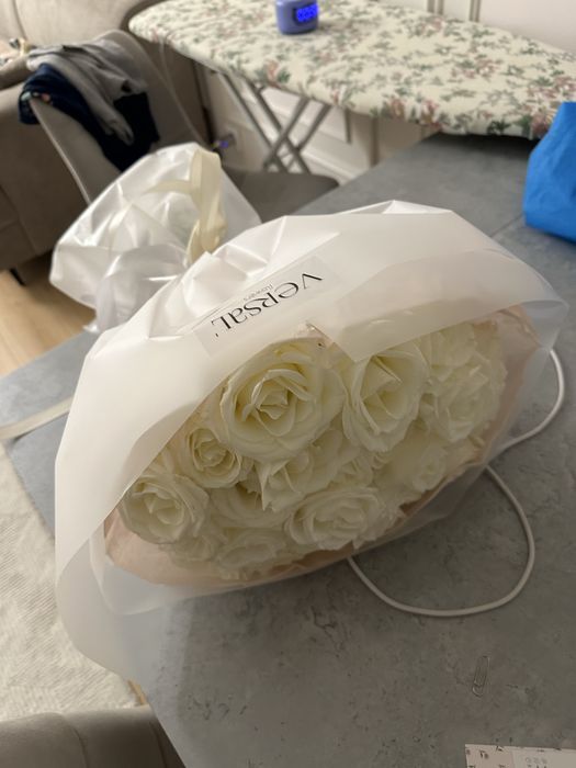 Цветы белые розы свежие