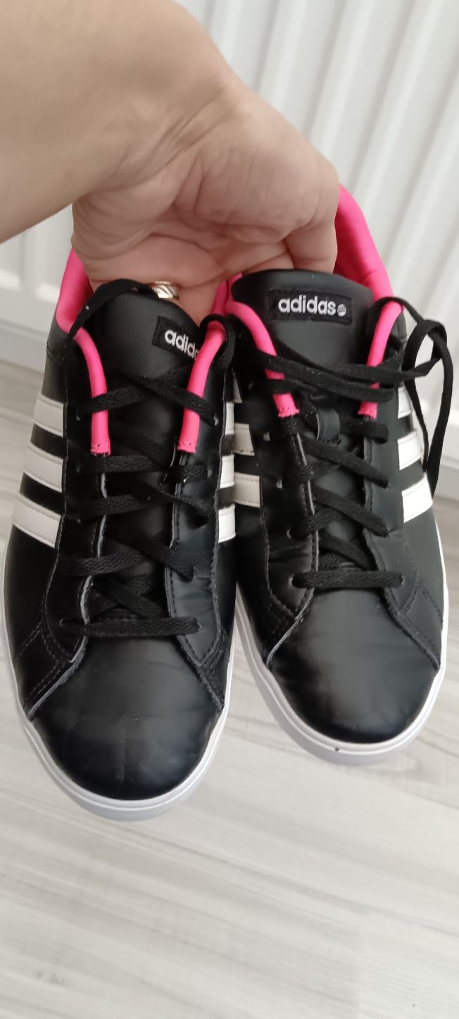 Adidas dama, mărimea 40, 25.5 interior.  Stare bună. 68 RON.