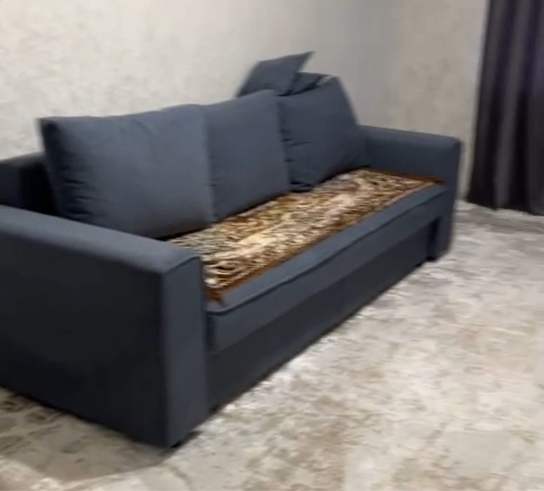 Ракладной диван с подушками