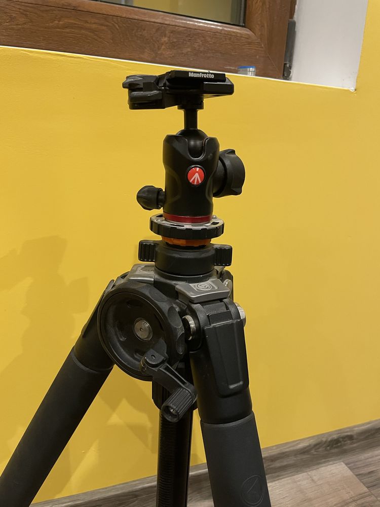 Статив VANGUARD Auctus 324AT + ябълковидна глава Manfrotto MH494-BH