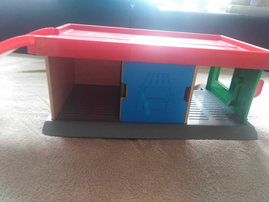 IKEA LILABO Дървен Паркинг с колички и човечета.