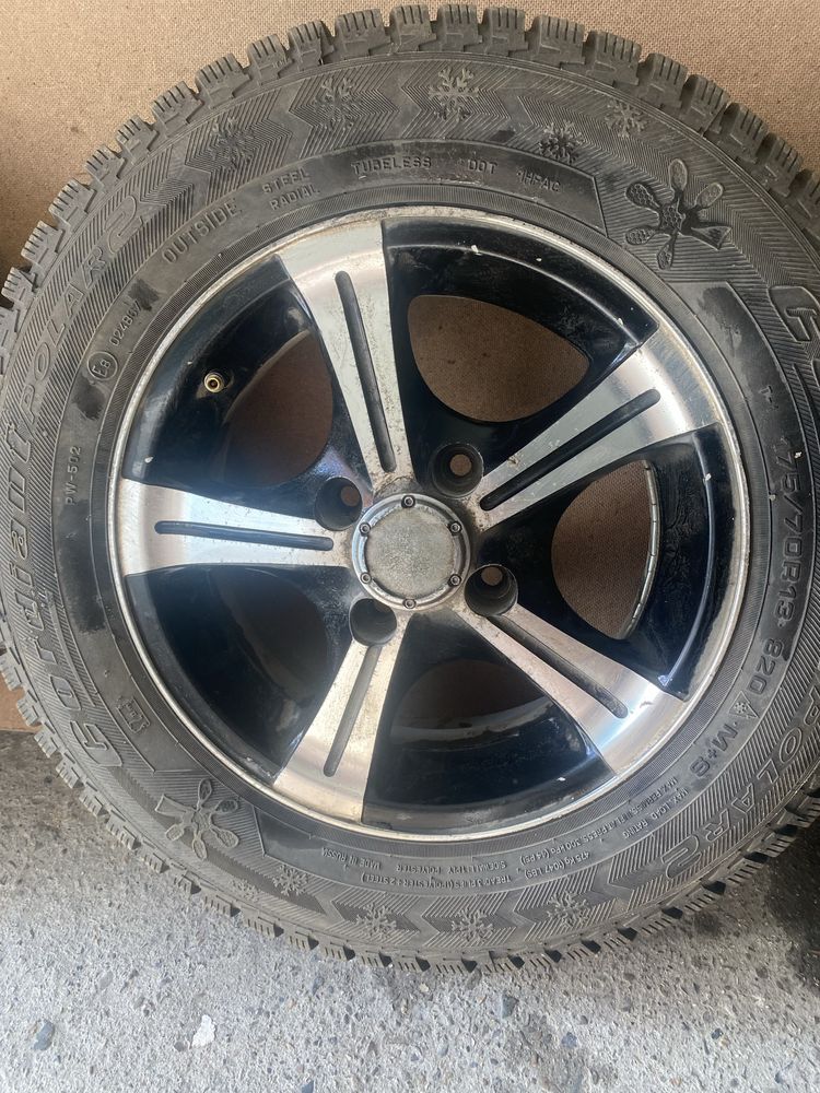 Продам диски с зимней резиной по штучно 3 диска r13  1 диск r17
