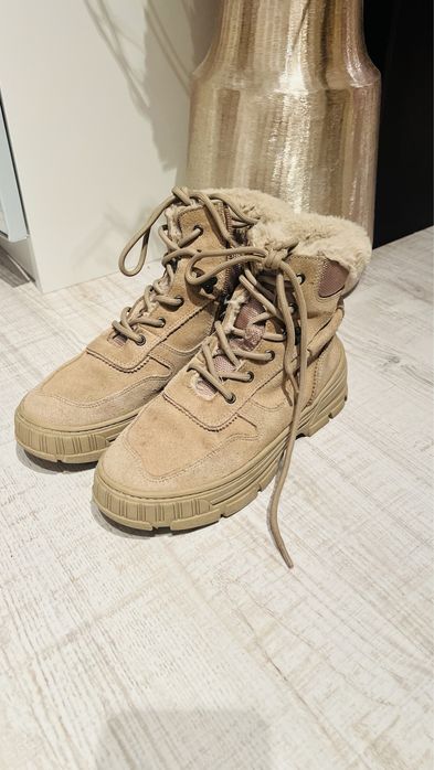 Ghete piele intoarsa naturala cu blana in interior, Nr. 35, Zara