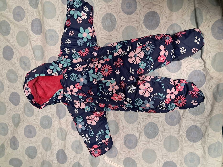 Зимно яке и два космонавта