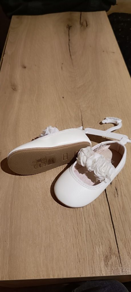 Нови красиви бели обувки за момиче НМ номер 20/21