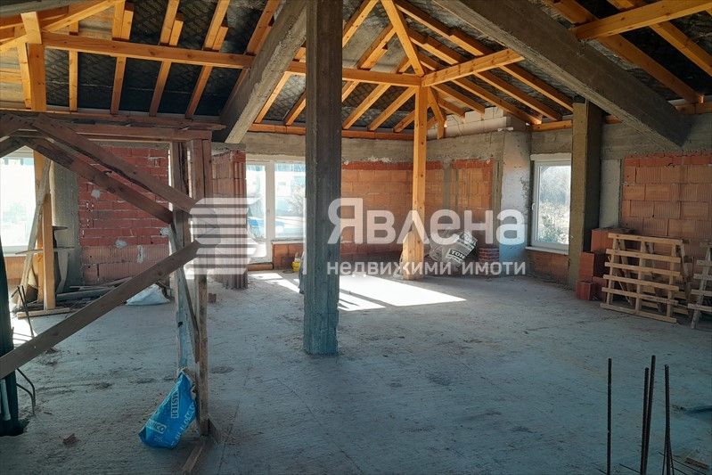 Триетажна къща в Марково