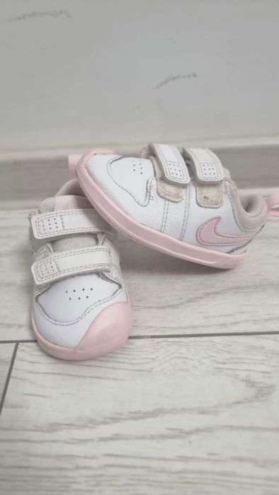 Adidași de fete alb cu roz Nike