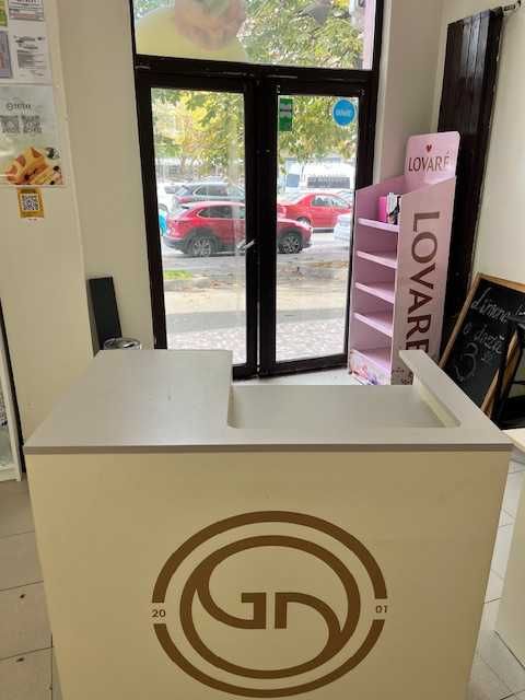 Mobilier prezentare pentru comert cu amanuntul aproape nou de vanzare