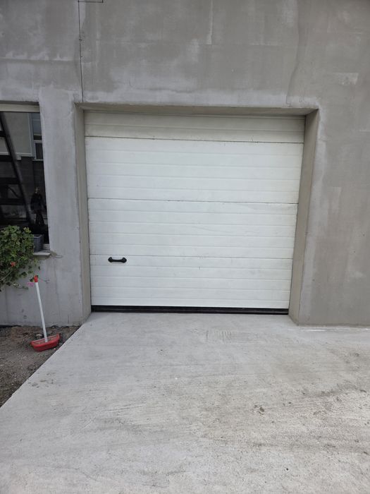 Vind usa garaj in stare buna