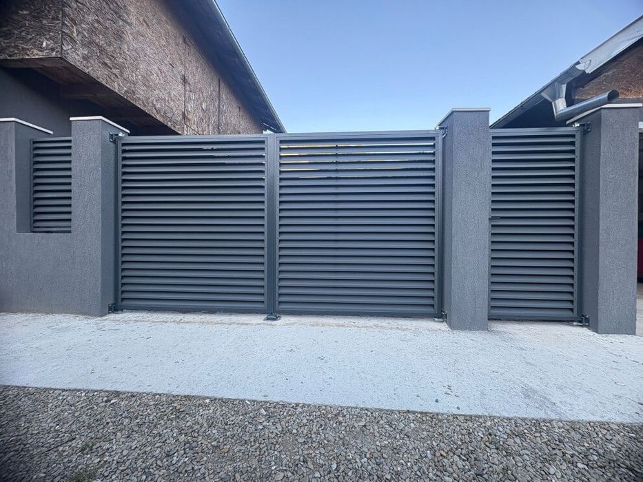 Construim la comanda dvs. garduri si porti din:
- panouri stil jaluzea