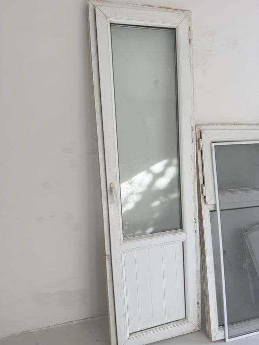Продаю б/у пластиковое окно и балконную дверь