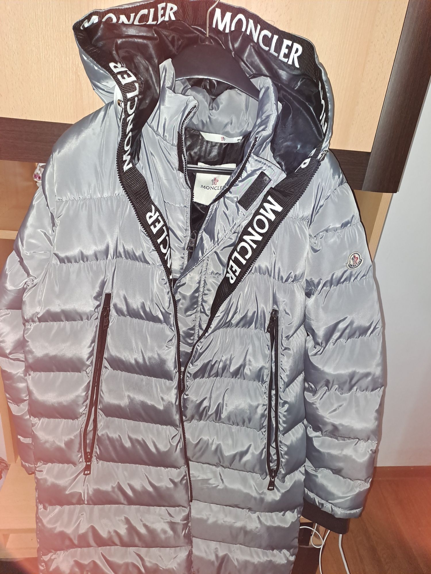Vând 2 geci de iarna Moncler de dama  albă și bărbat argintiu