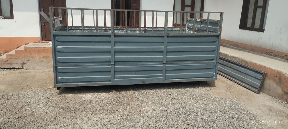 Борт сотилади контейнер дан ясалган