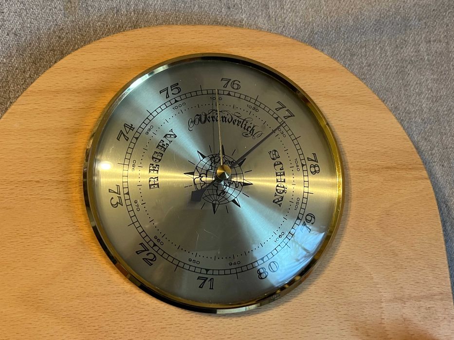 Barometru analogic cu suport din lemn masiv model clasic 28 cm