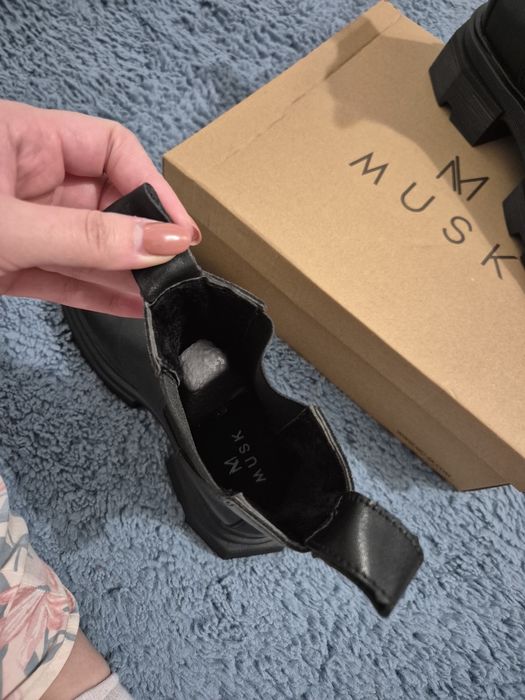 Ghete noi Musk, cu etichetă