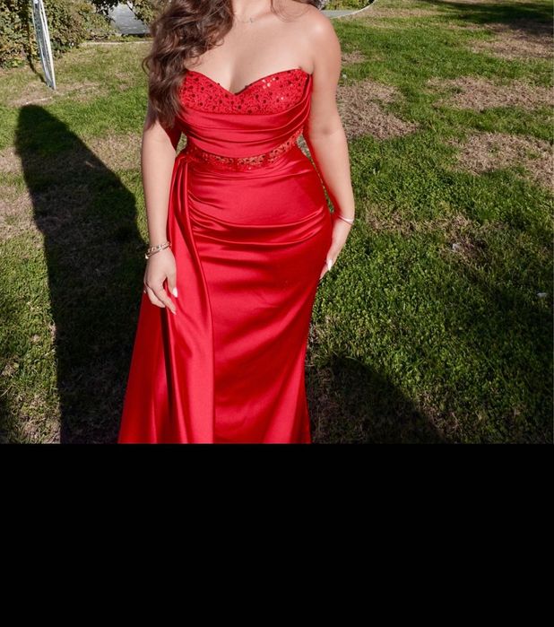 Официална рокля в червено