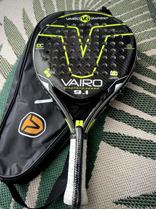 Падел ракета с подарък 3бр.бели топки